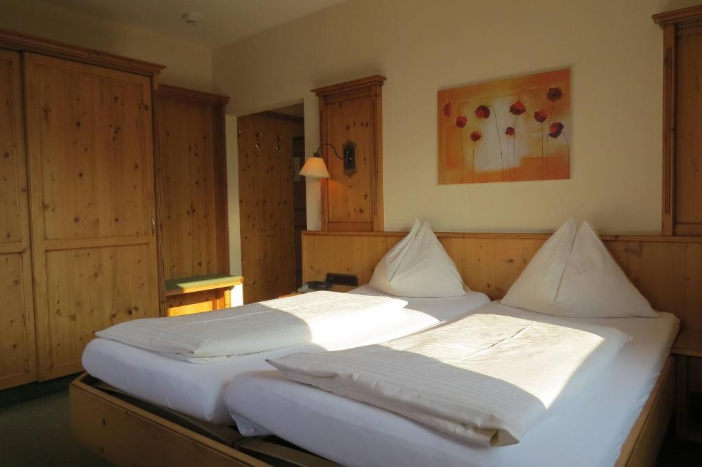 Hotel Roesslwirt كيرشبرغ ان تيرول الغرفة الصورة